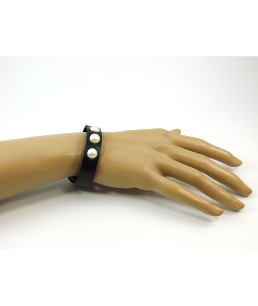 Exclusive pearl leather bracelet