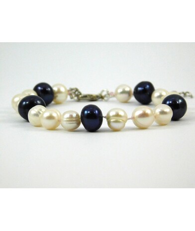 Exclusive pearl bracelet