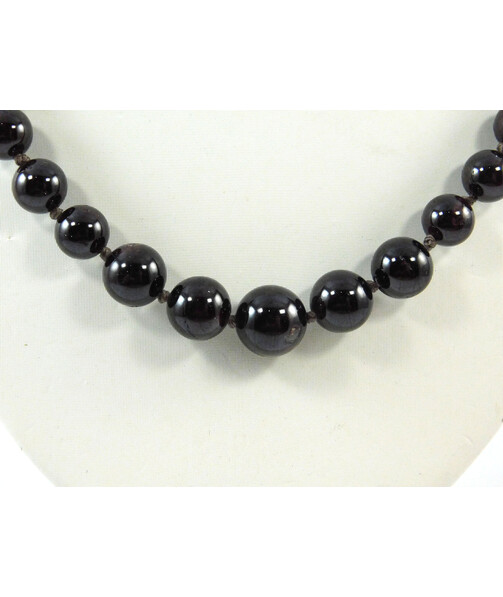 Exclusive garnet necklace