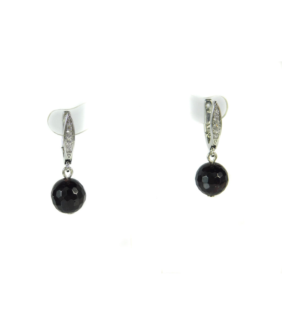 Exclusive earrings with garnet facets