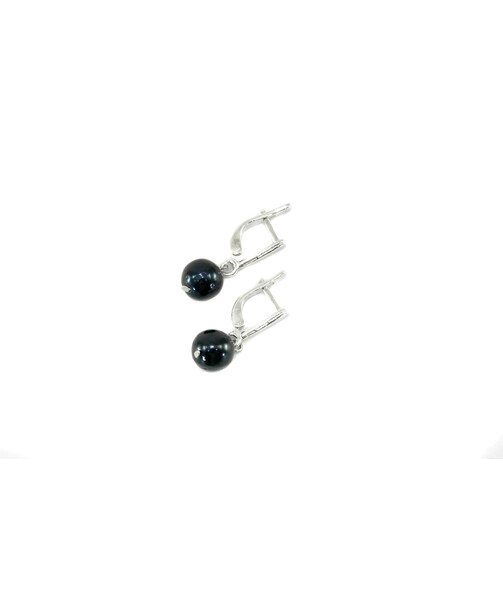 Pearl earrings are black 