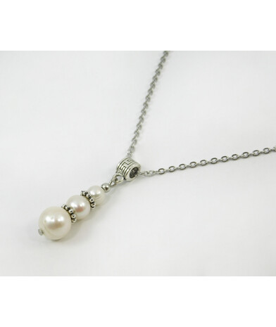 Pearl's exclusive "Dew" pendant