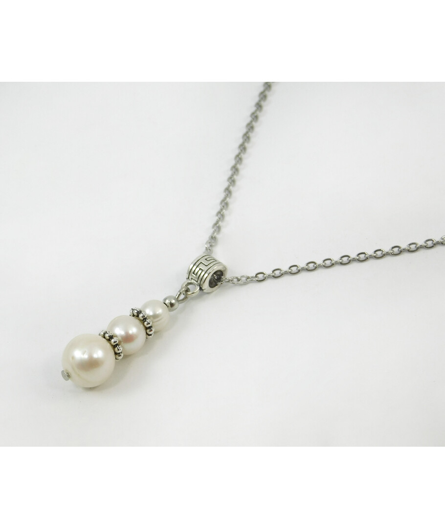 Pearl's exclusive "Dew" pendant