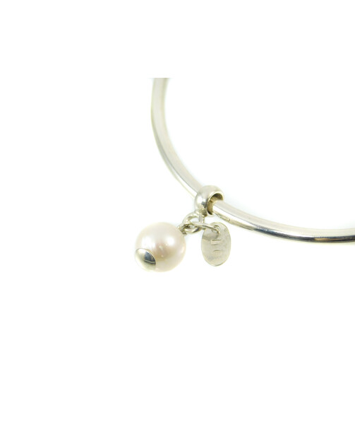 Silver bracelet with a pearl, diameter 7 cm