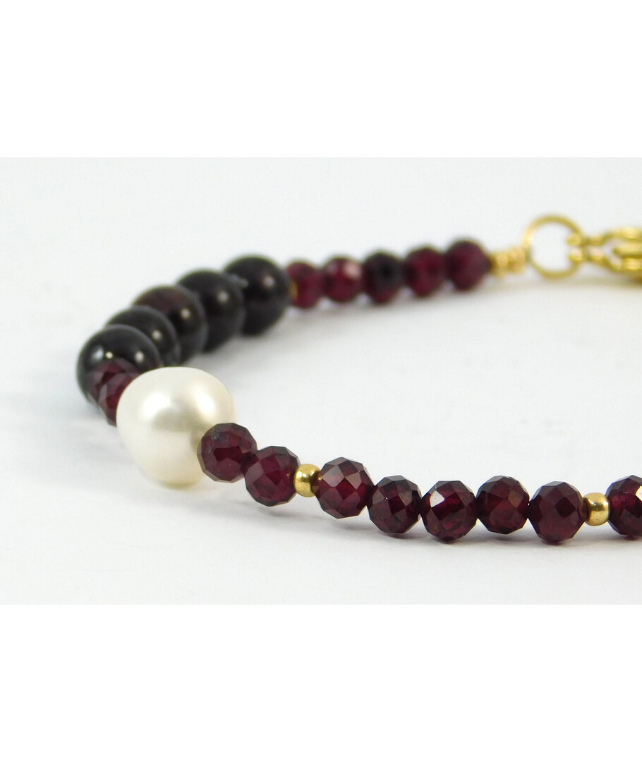 Exclusive bracelet "Snowy Calvin" Garnet, facet, Pearls fig