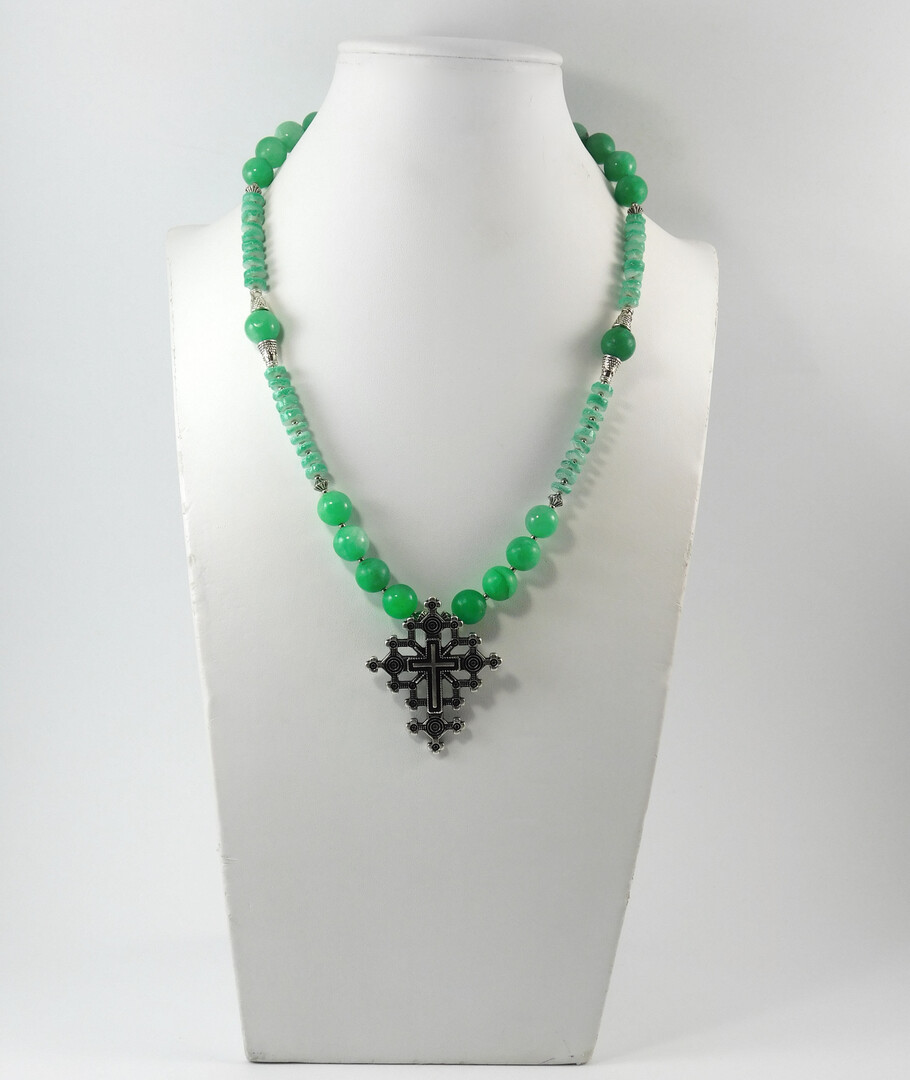 "Nettle" necklace Green quartz, Scafarky shells