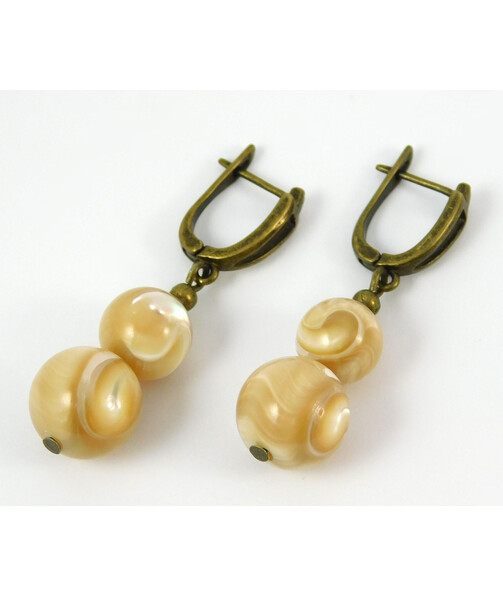 Exclusive mother-of-pearl earrings