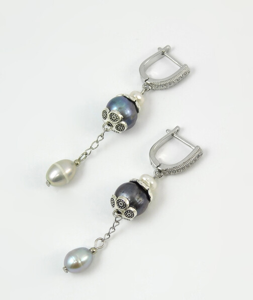 Exclusive pearl earrings