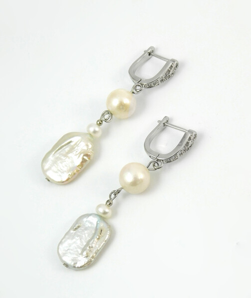 Exclusive pearl earrings