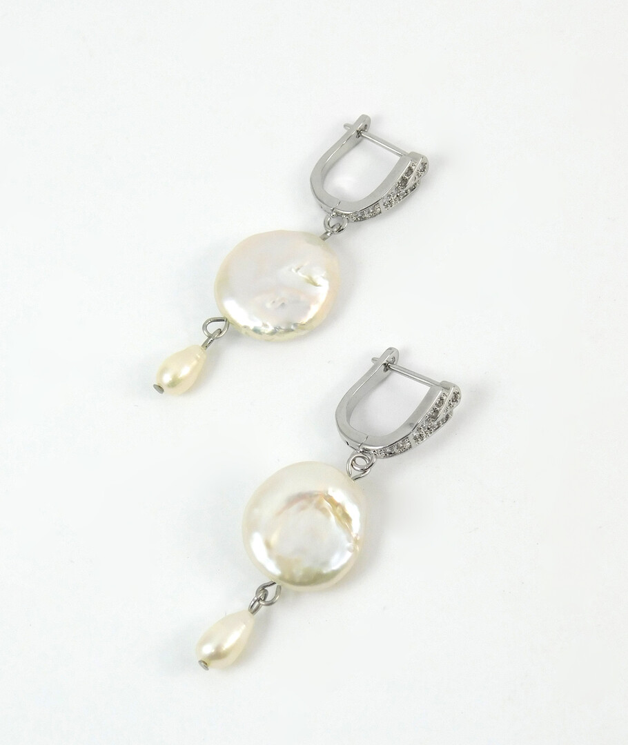 Exclusive pearl earrings