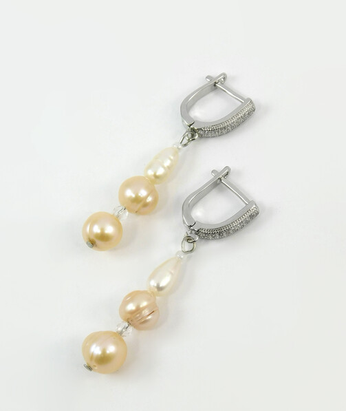 Exclusive pearl earrings