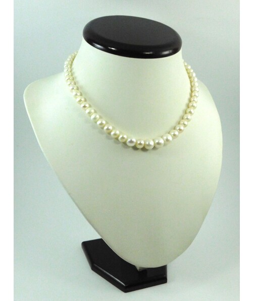 Exclusive pearl necklace