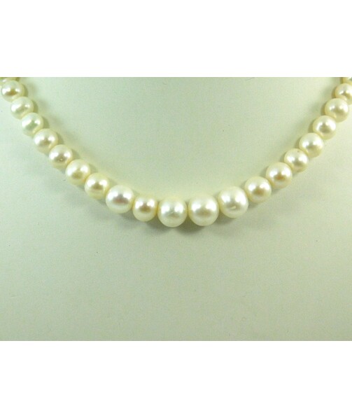 Exclusive pearl necklace