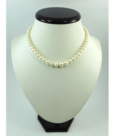 Exclusive pearl necklace