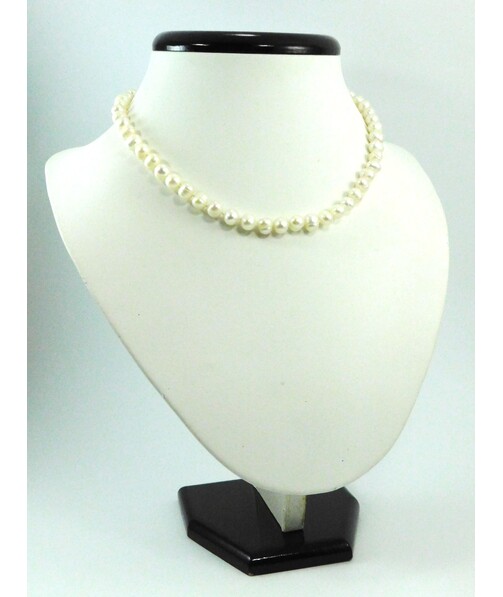 Exclusive pearl necklace