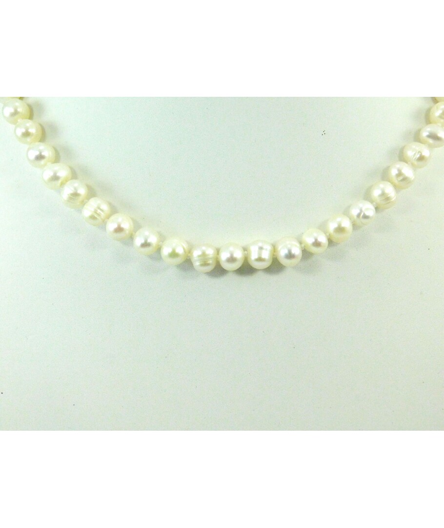 Exclusive pearl necklace