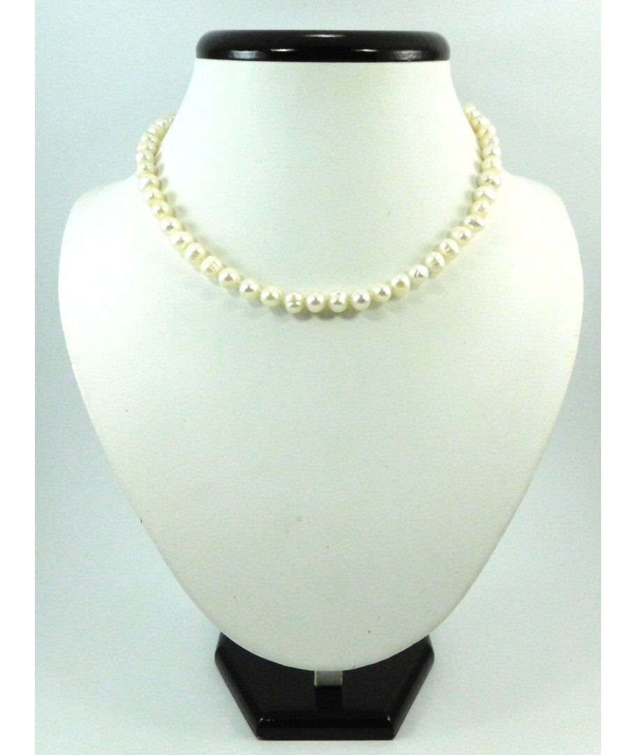 Exclusive pearl necklace