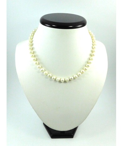 Exclusive pearl necklace