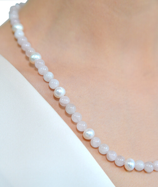 Exclusive pearl necklace, rose quartz