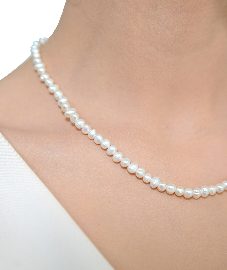 Exclusive pearl necklace, silver