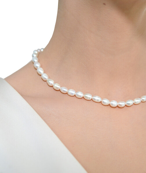 Exclusive pearl necklace, silver