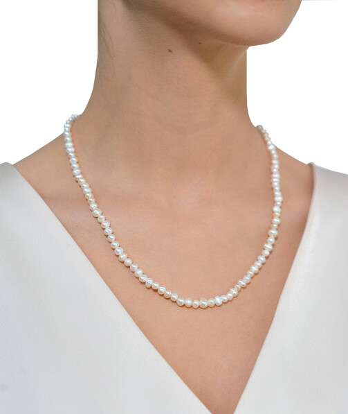 Exclusive pearl necklace