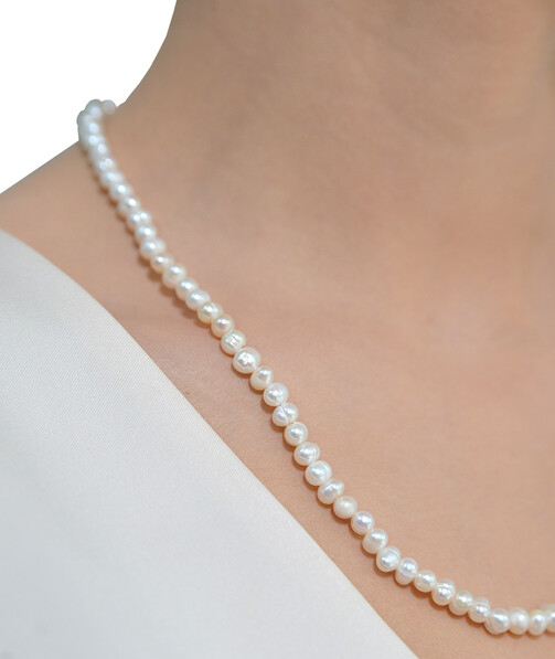 Exclusive pearl necklace