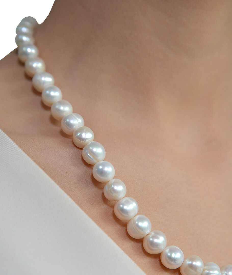 Exclusive pearl necklace, silver