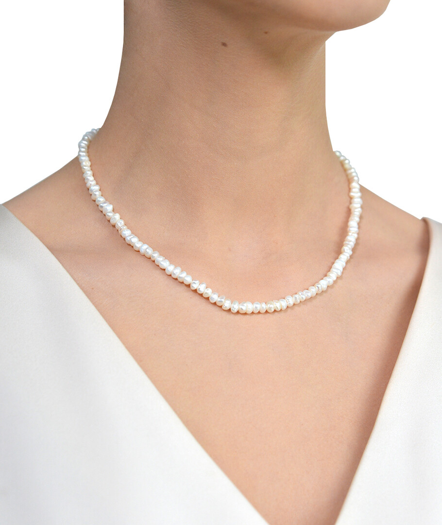 Exclusive pearl necklace