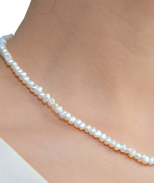 Exclusive pearl necklace