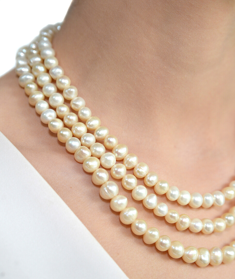 Exclusive pearl necklace, silver