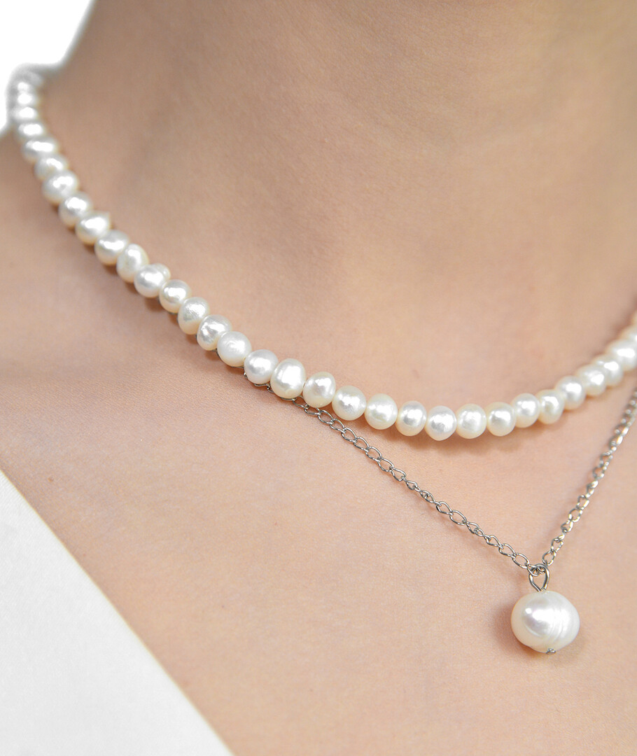 Exclusive pearl necklace