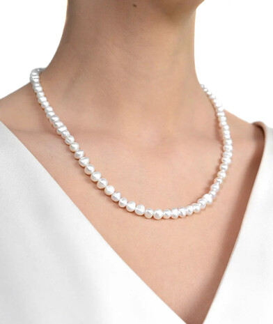 Exclusive pearl necklace